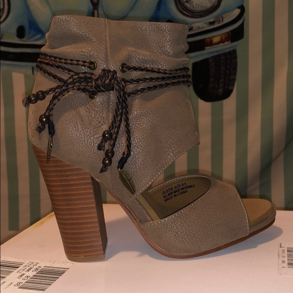 Never worn Size 8.5, chunky heel. Tan with accents